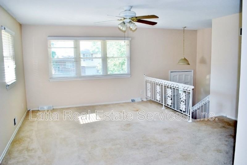 1102 Sw Sunset St - Photo 3 of 13