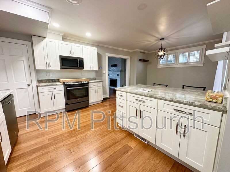 1112 Kelton Ave - Photo 2 of 17