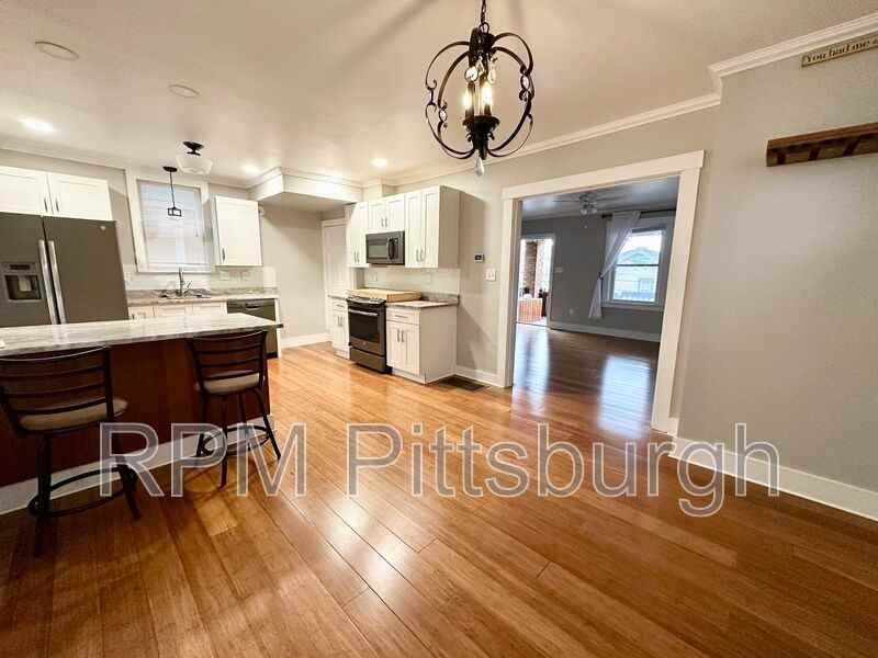 1112 Kelton Ave - Photo 3 of 17