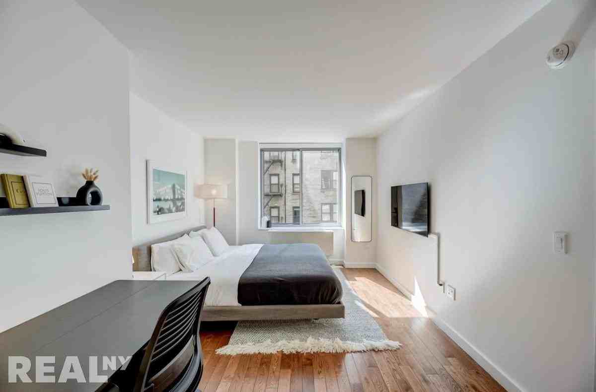 W 26th St #6S - Photo 3 of 8