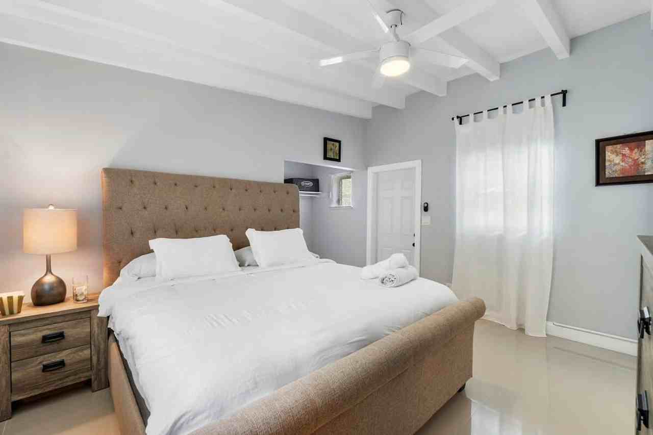 2407 Northeast 33rd Avenue - Photo 4 of 48