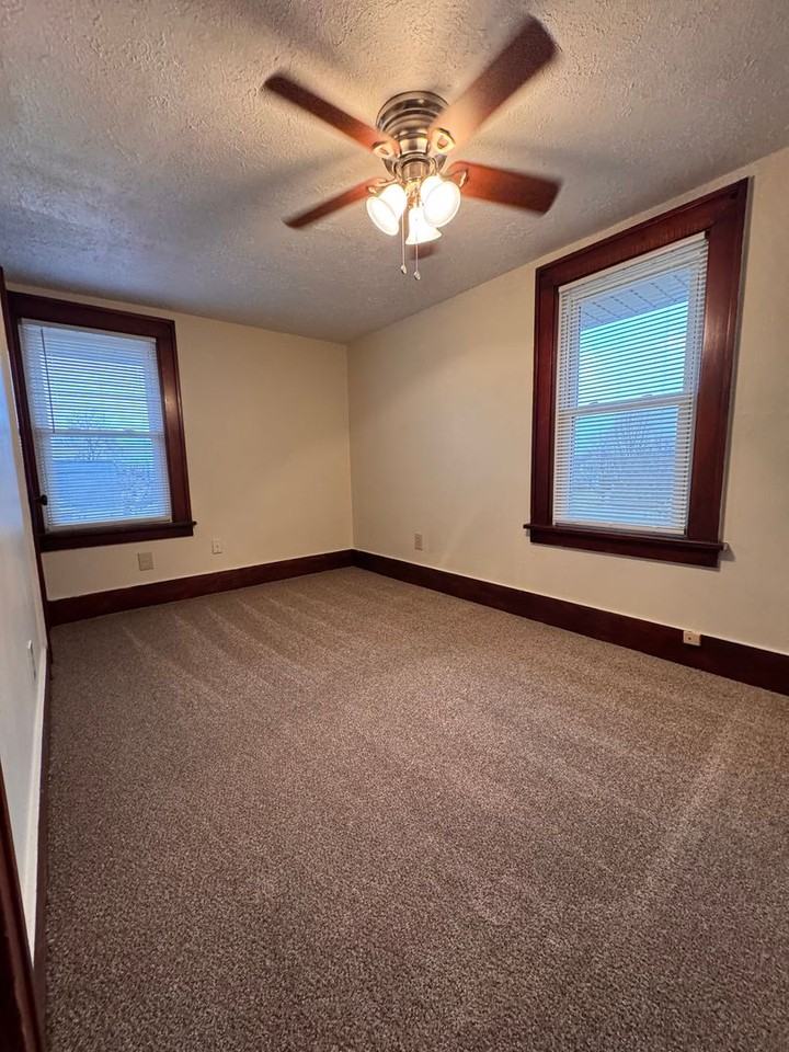 853 Lawrence Ave - Photo 5 of 22