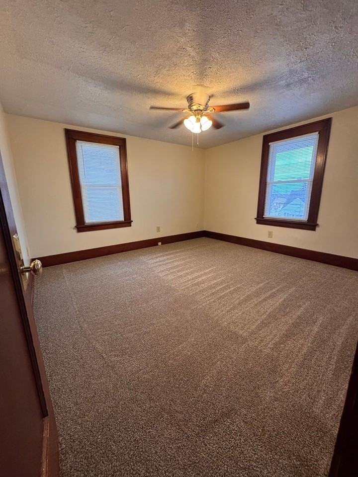 853 Lawrence Ave - Photo 6 of 22