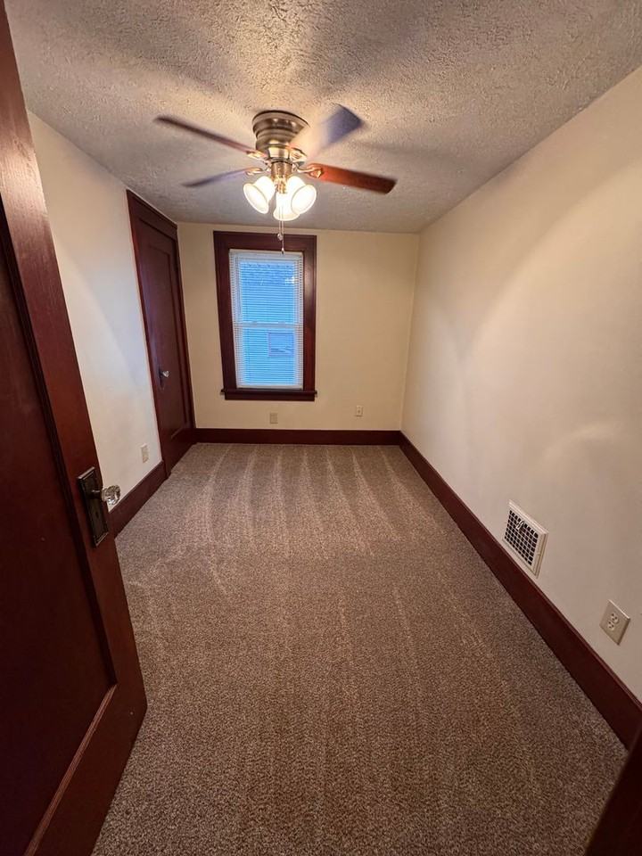 853 Lawrence Ave - Photo 7 of 22