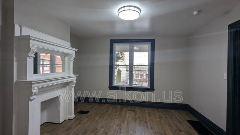 916 Deely St - Photo 7 of 22
