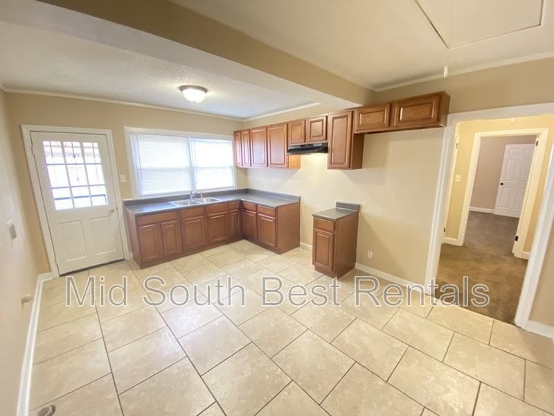 1670 Netherwood Ave - Photo 3 of 6