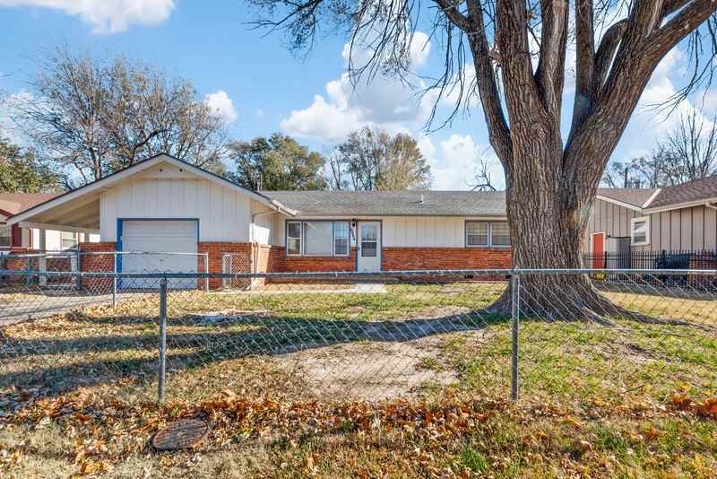 6444 N Randall Dr - Photo 2 of 40