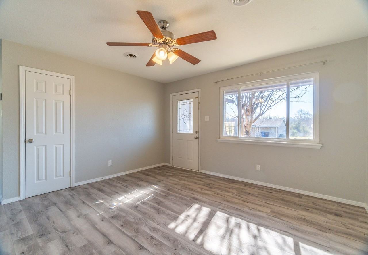 8915 Gary St - Photo 3 of 20