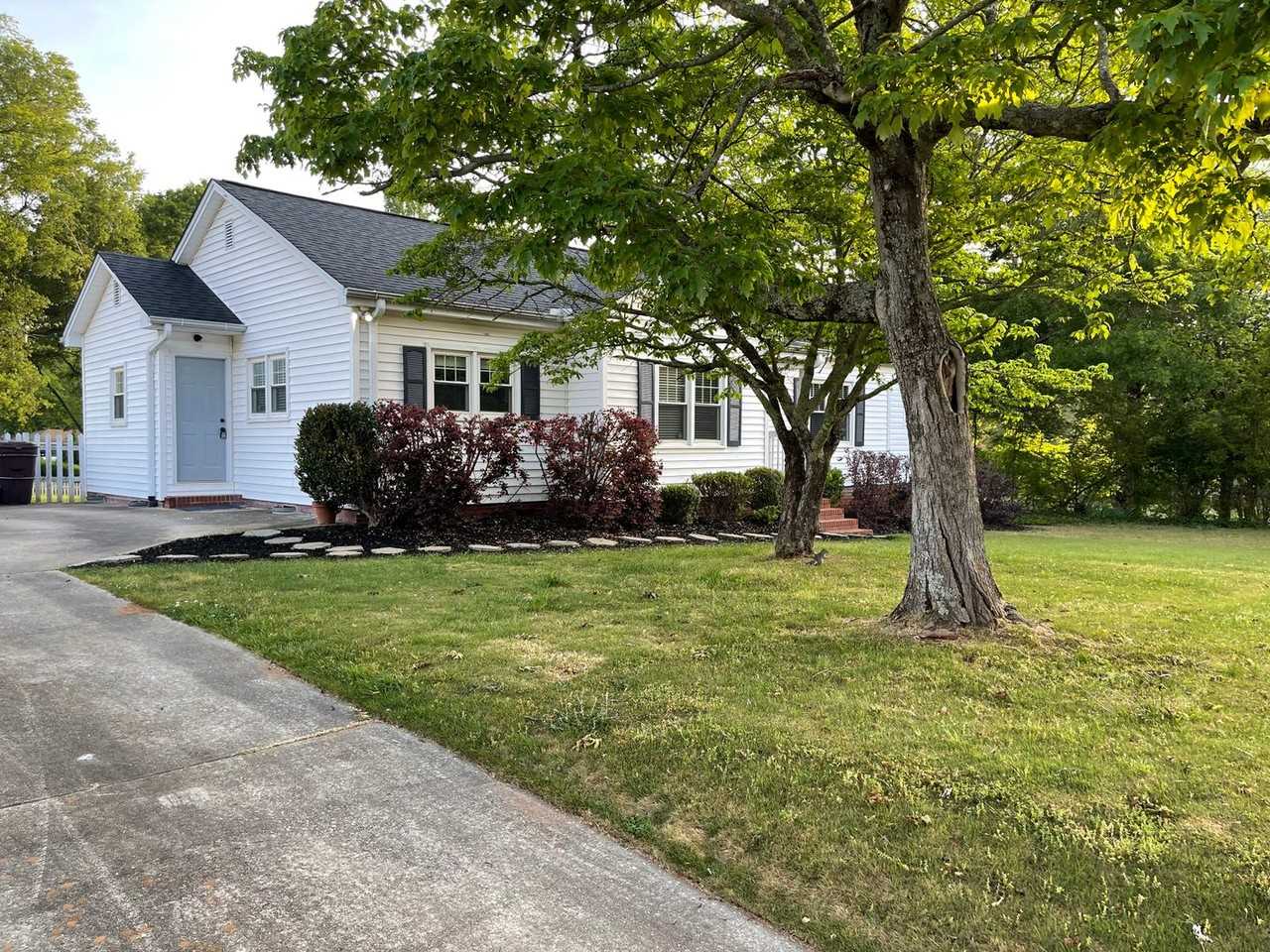 429 E Queen St - Photo 2 of 29