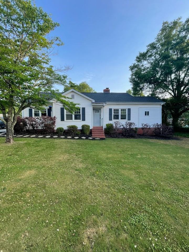 429 E Queen St - Photo 3 of 29