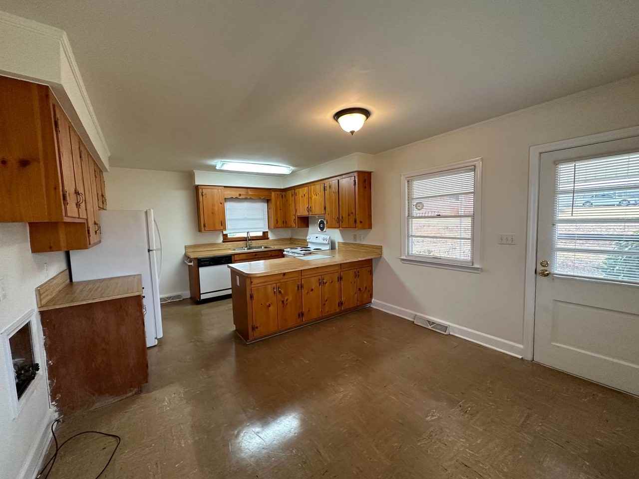 617 S Pine St - Photo 5 of 48