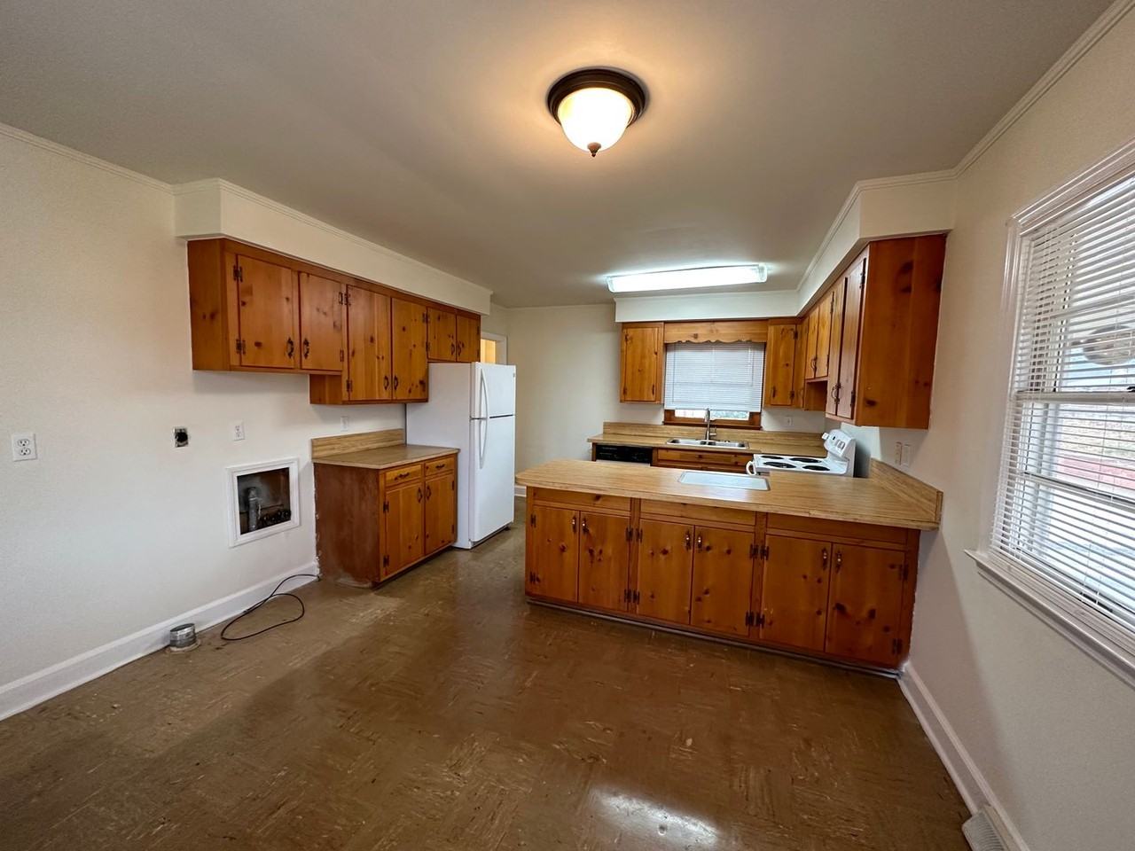 617 S Pine St - Photo 6 of 48