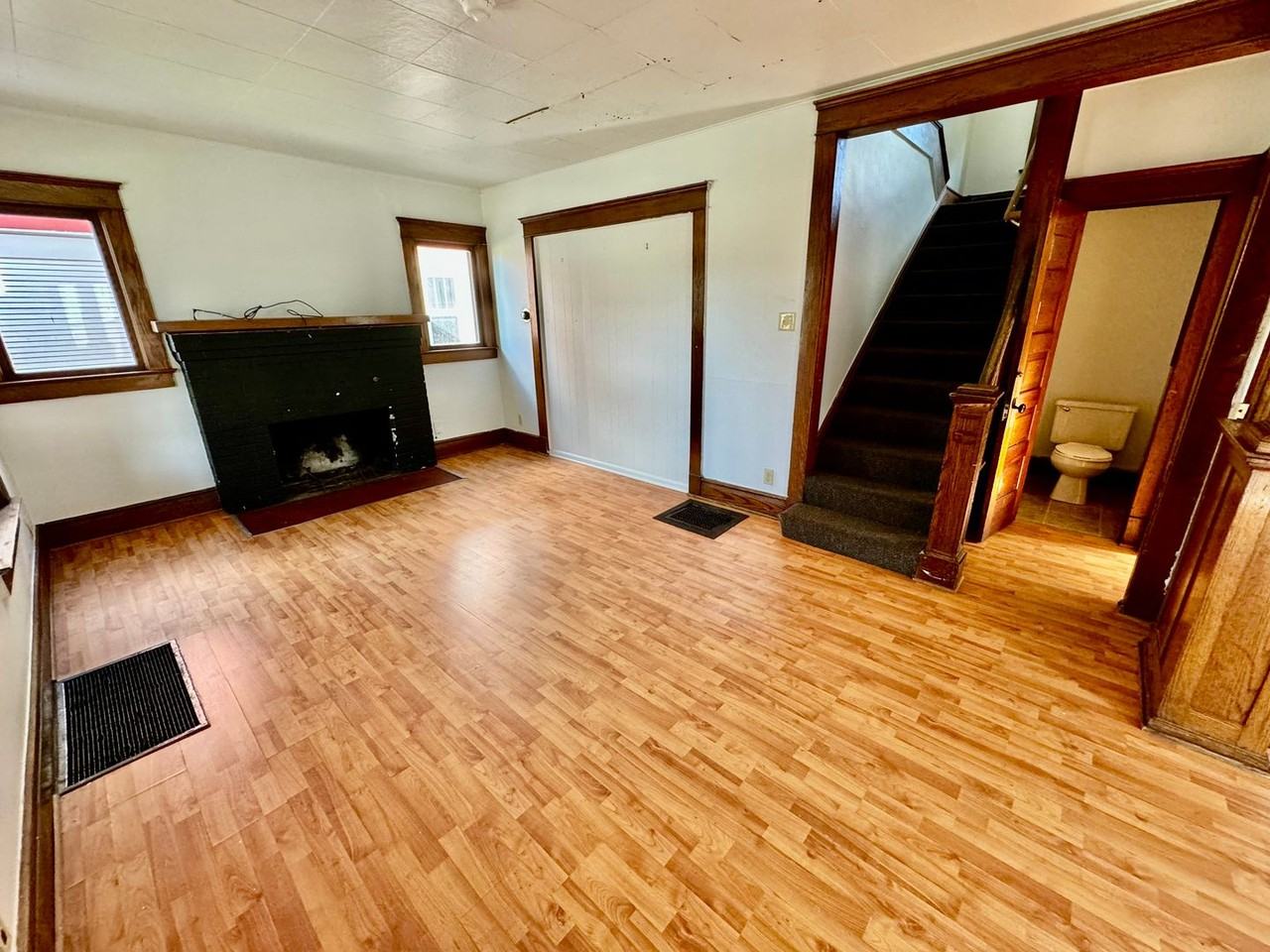 923 W Cross St - Photo 7 of 34