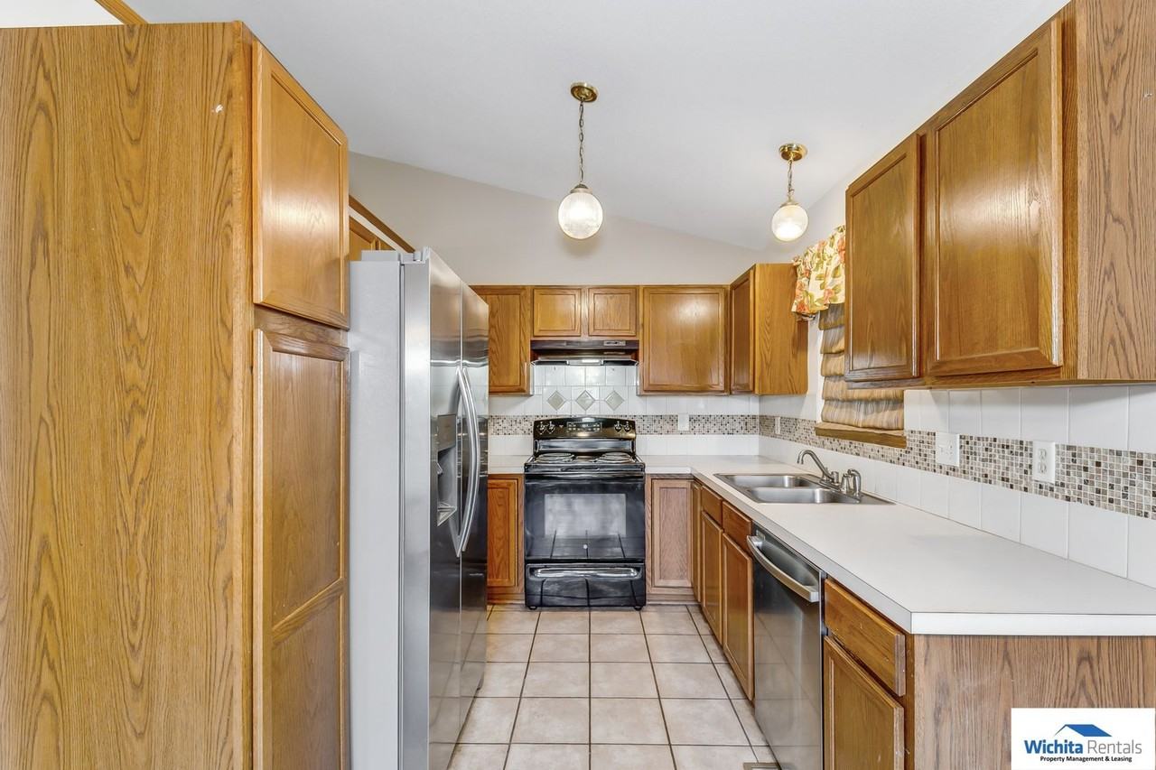 8121 W Aberdeen St - Photo 4 of 17