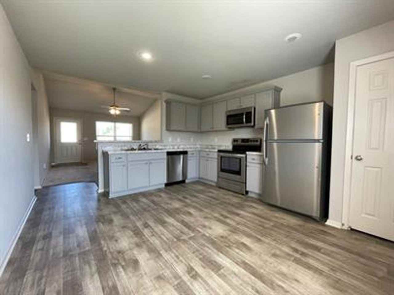1049 Santa Fe Trl - Photo 3 of 12