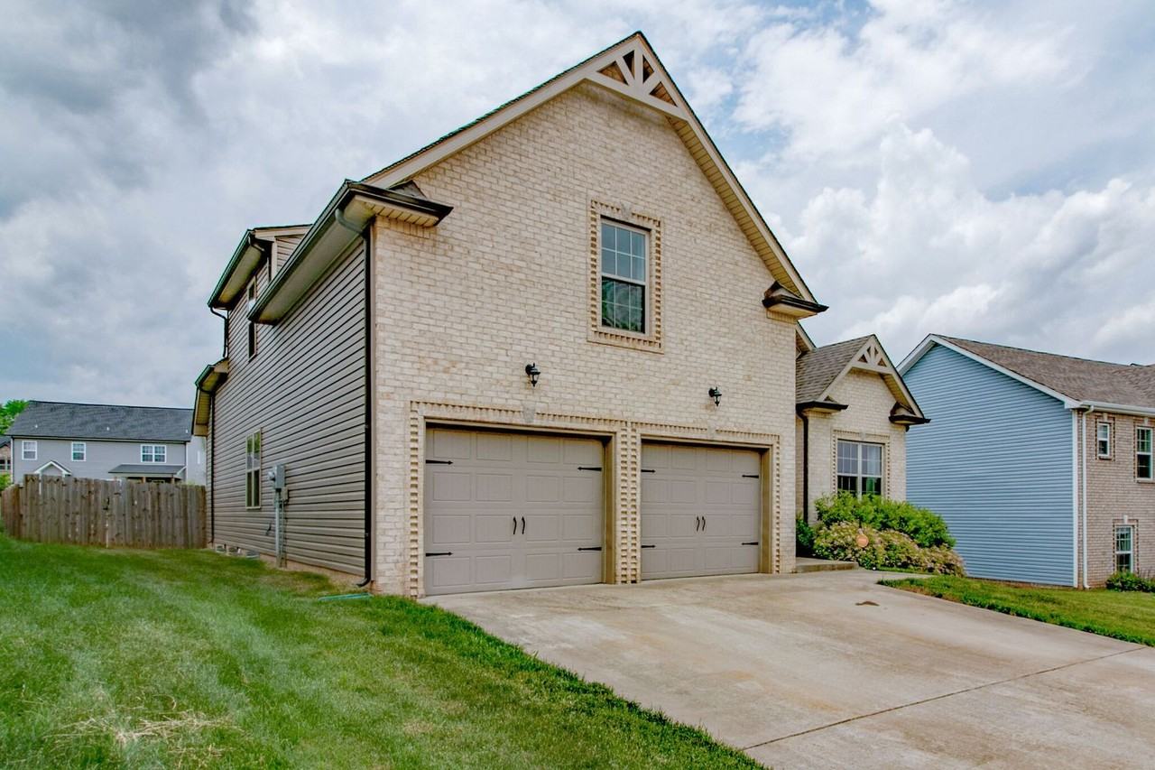 1126 Hilliard Ln - Photo 2 of 33