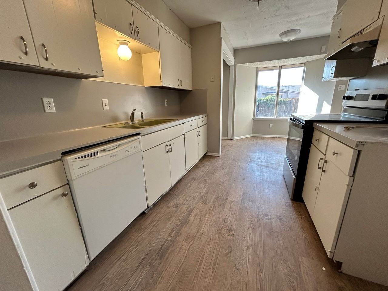 1613 69th St - Photo 2 of 8