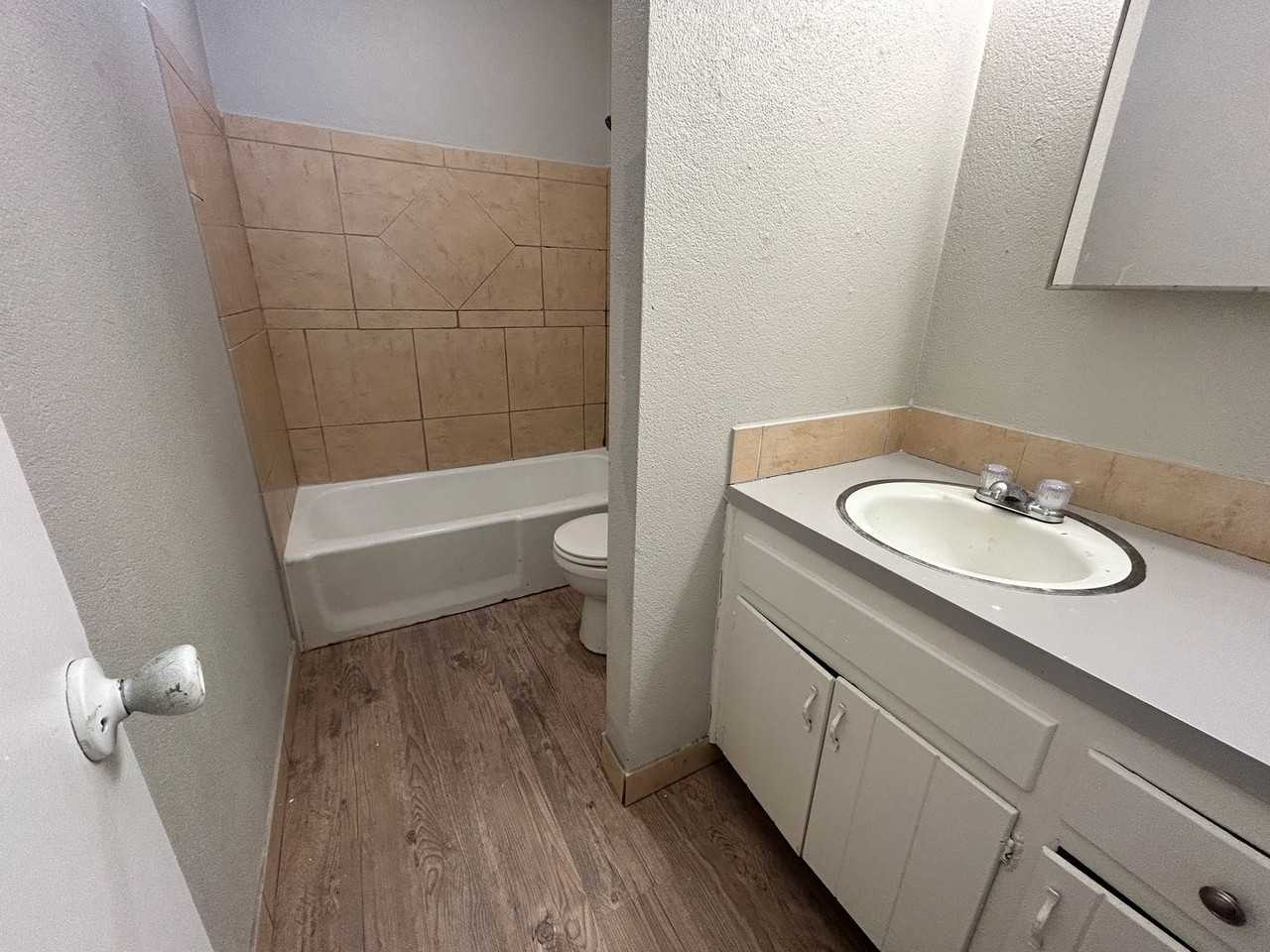 1613 69th St - Photo 4 of 8