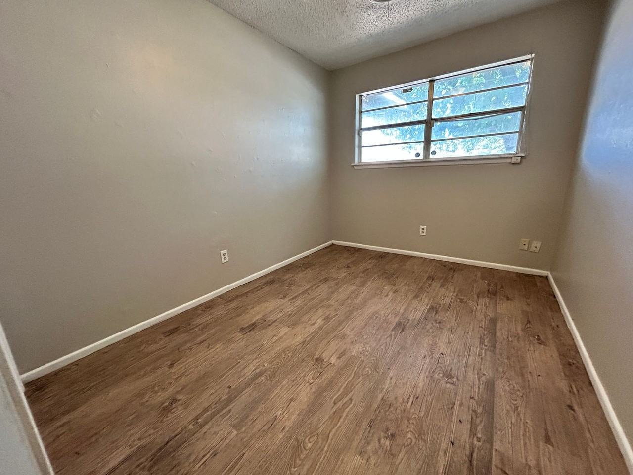 1613 69th St - Photo 5 of 8