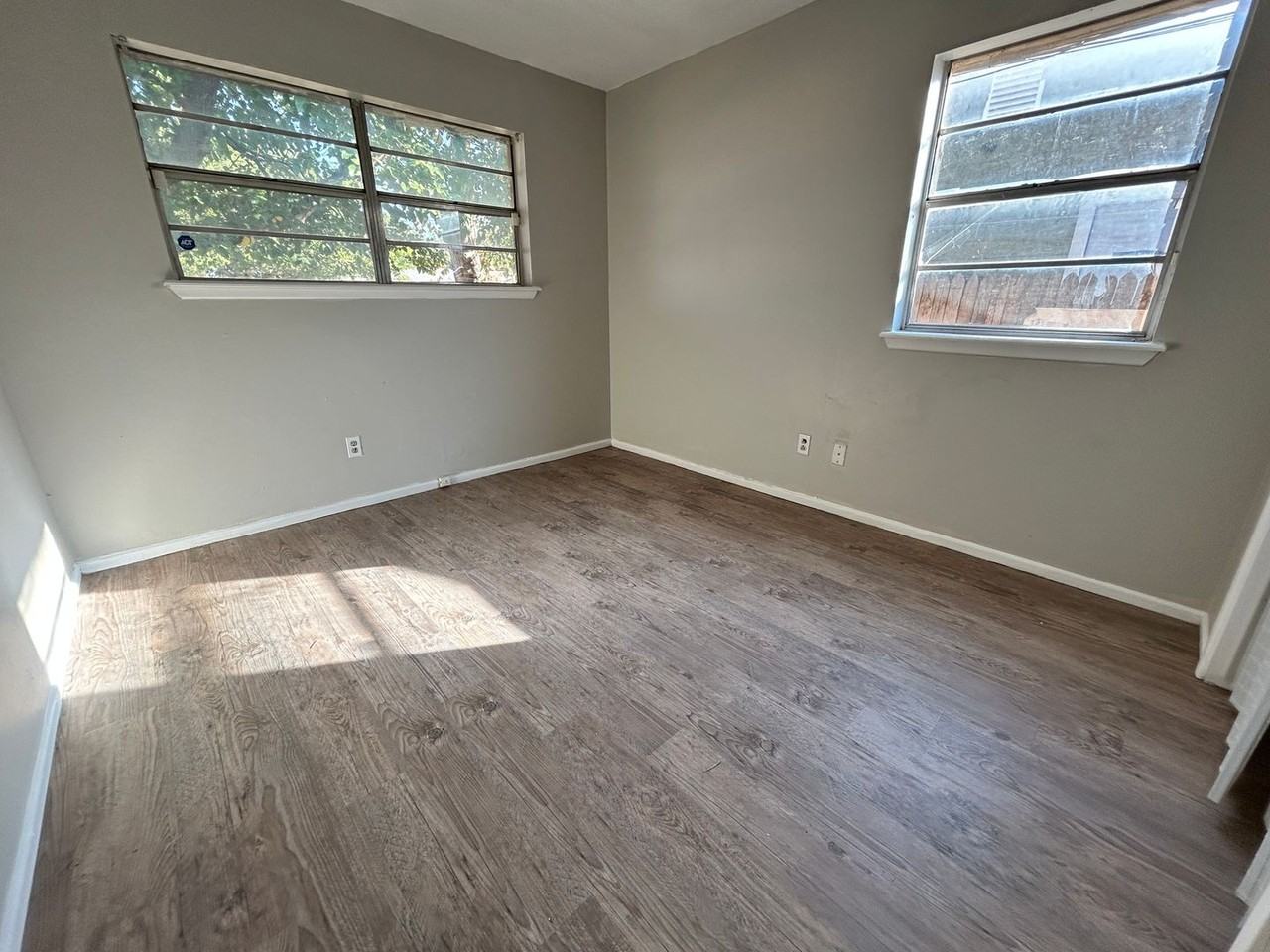 1613 69th St - Photo 6 of 8