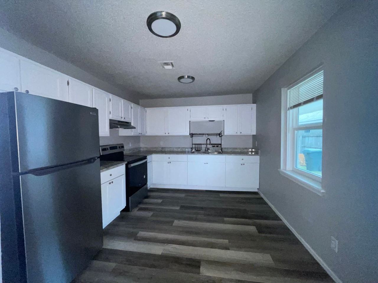 1222 W Brooks St #A - Photo 7 of 9