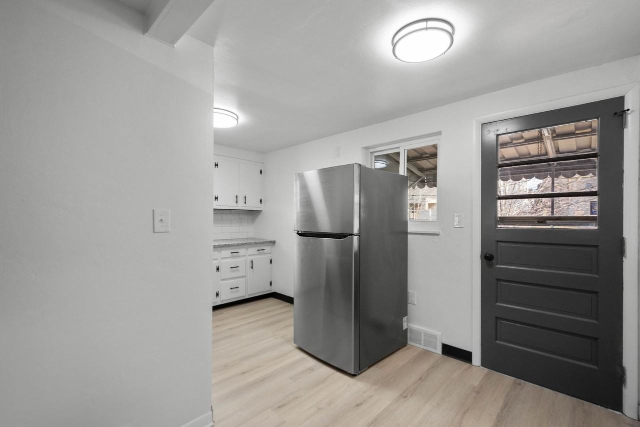 108 Bruce St - Photo 3 of 20