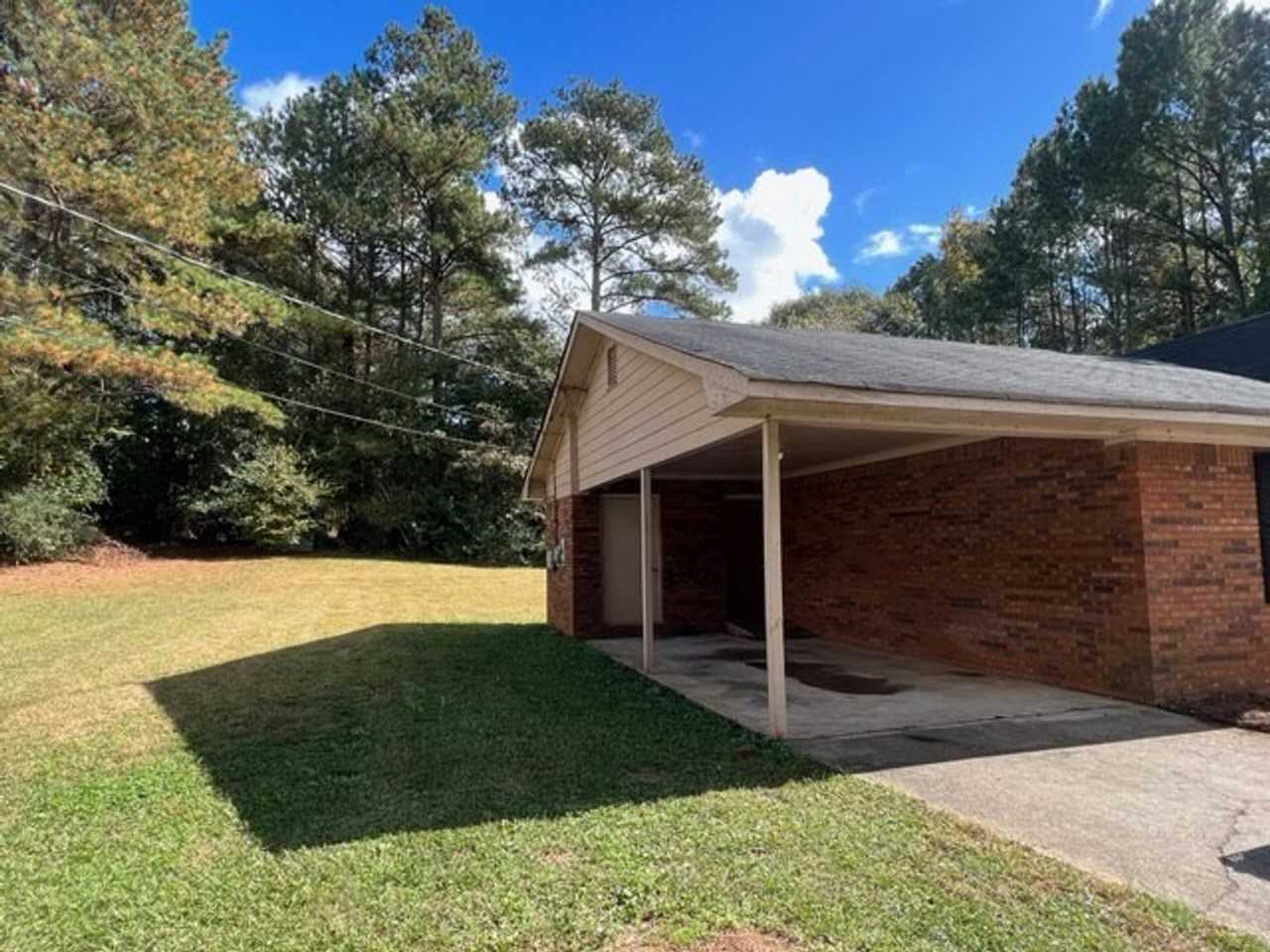 10815 Flat Shoals Road - Photo 3 of 16