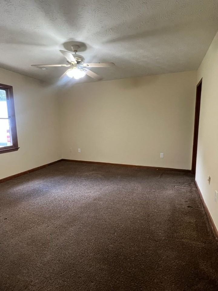 10815 Flat Shoals Road - Photo 5 of 16