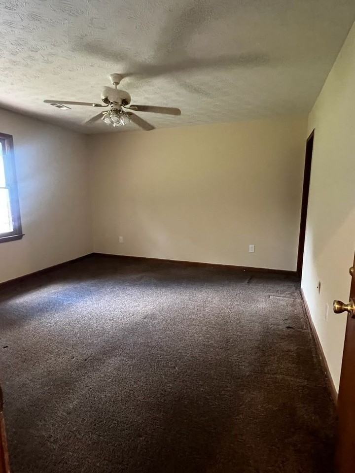 10815 Flat Shoals Road - Photo 6 of 16