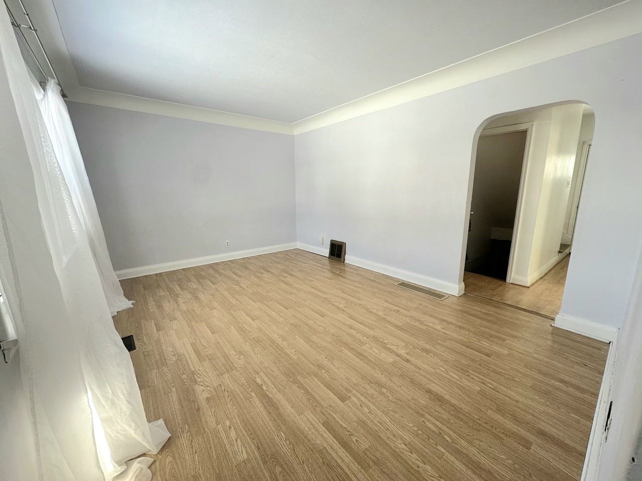 623 Stirling Avenue South - Photo 3 of 22