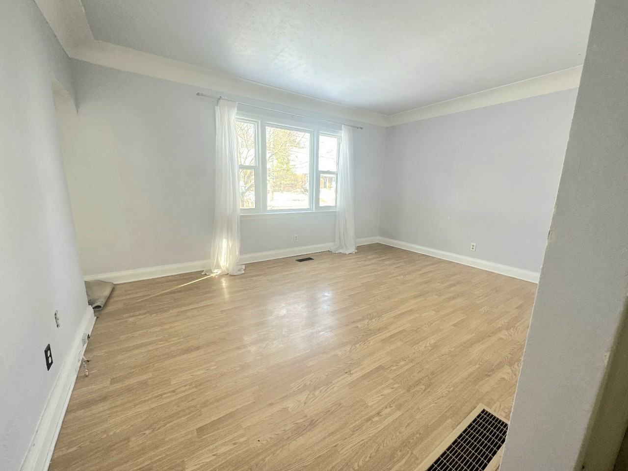 623 Stirling Avenue South - Photo 2 of 22