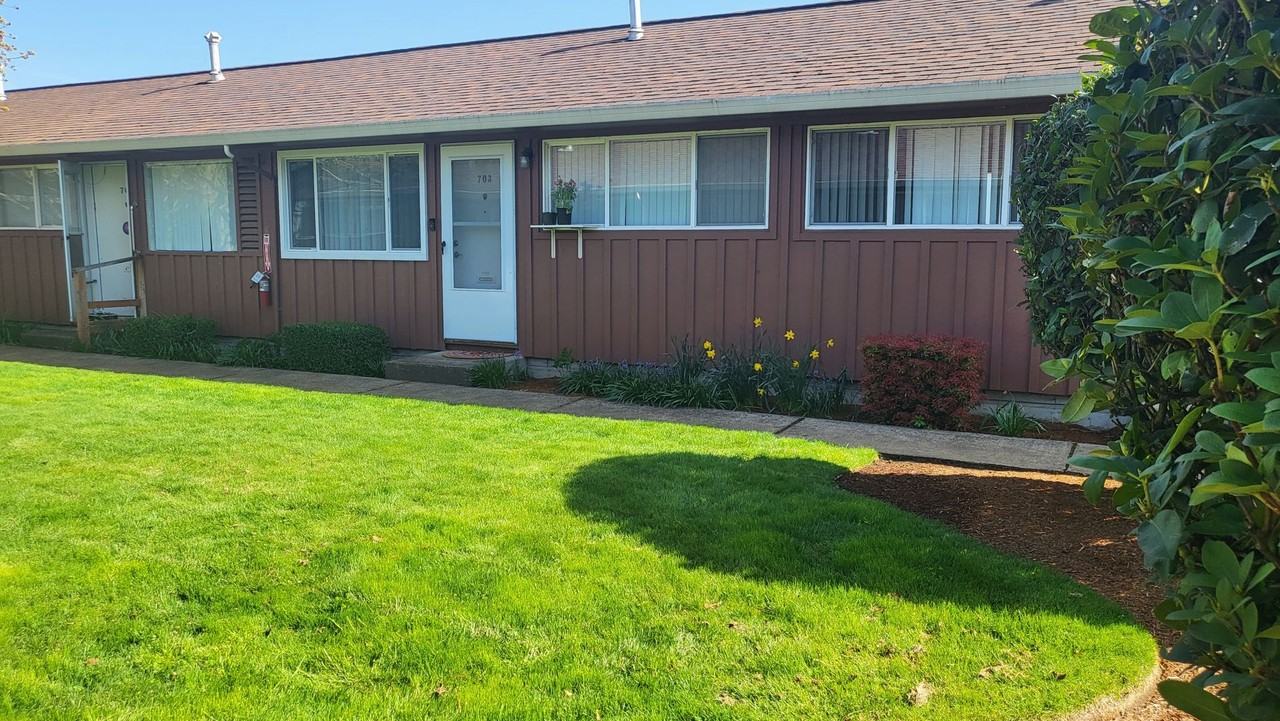 715 Lockwood Ln S - Photo 2 of 10