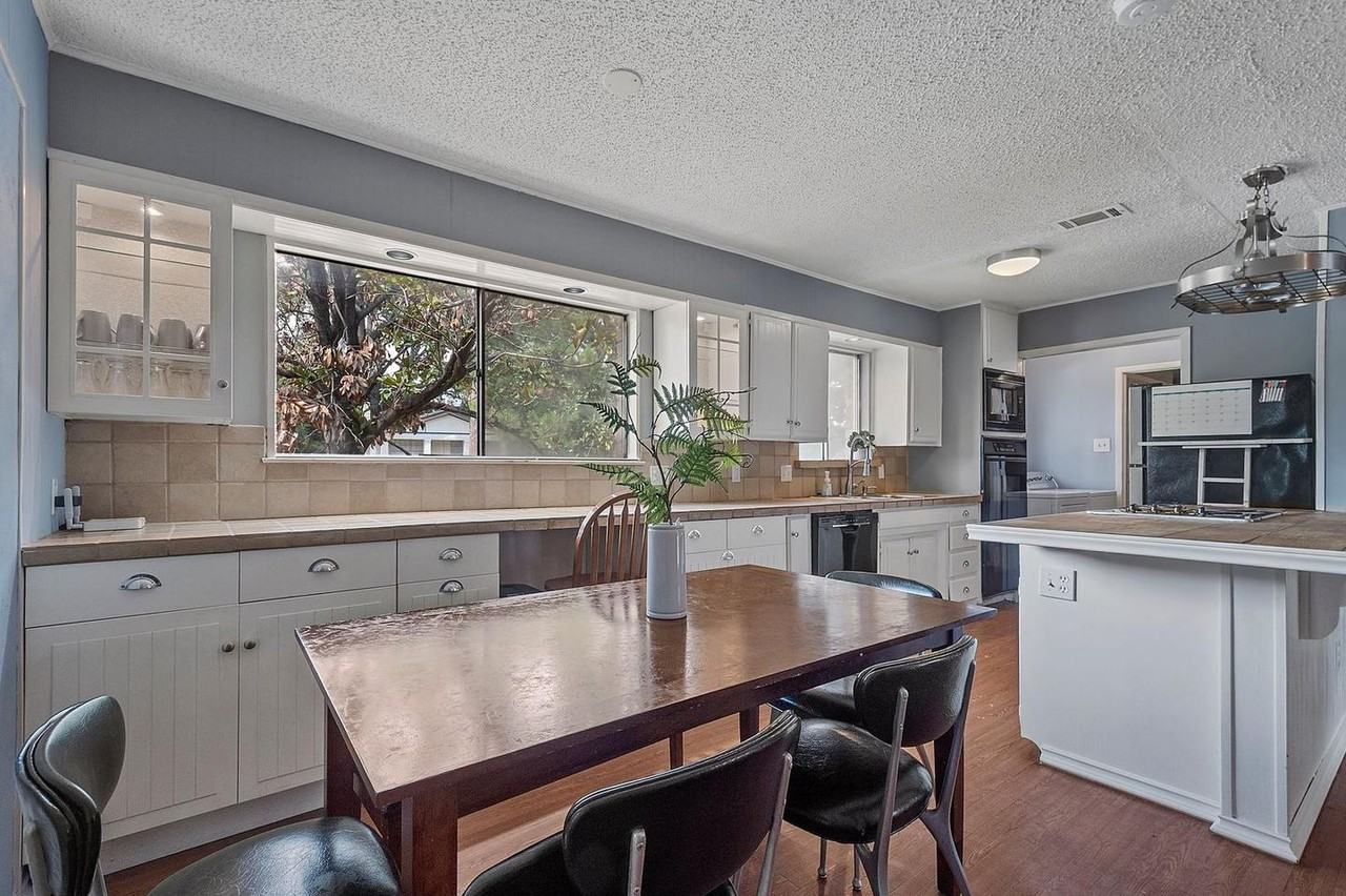 Stylish North Arlington Home in a Prime Location - Photo 7 of 29