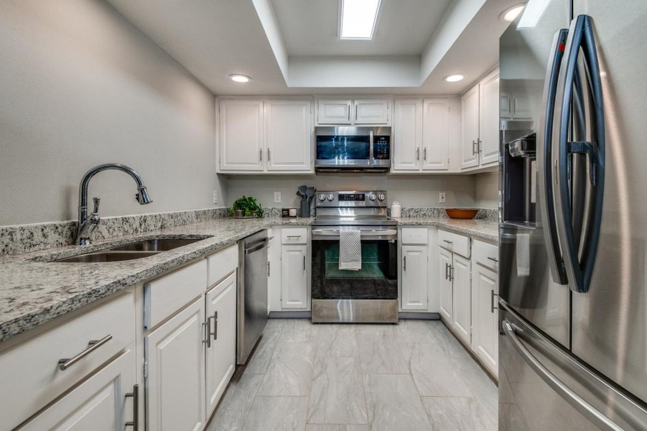 Charming Arlington retreat close to shopping & dining - Photo 2 of 10