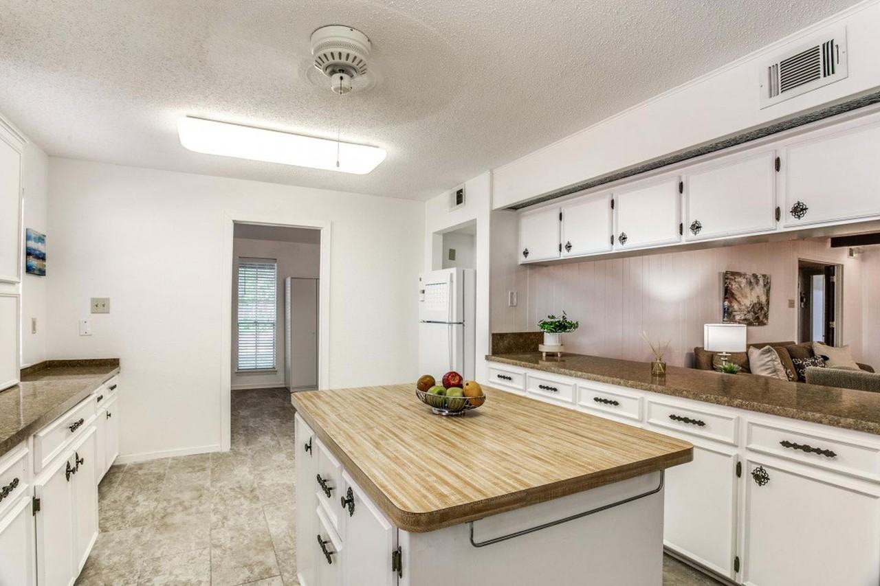 Bright and Cozy Arlington Home with a beautiful backyard - Photo 7 of 21