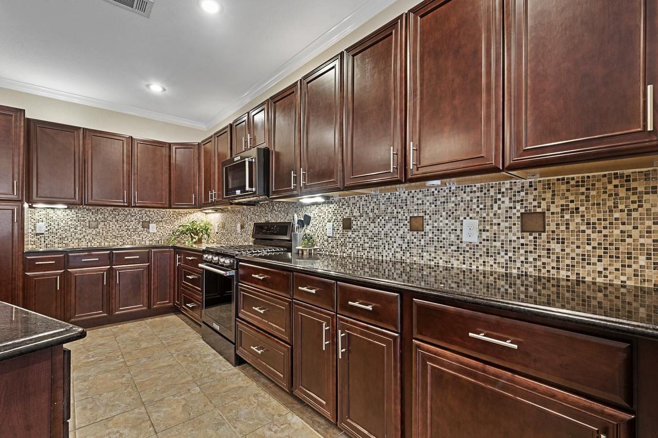 Delightful Grand Prairie home with a charming backyard - Photo 6 of 20