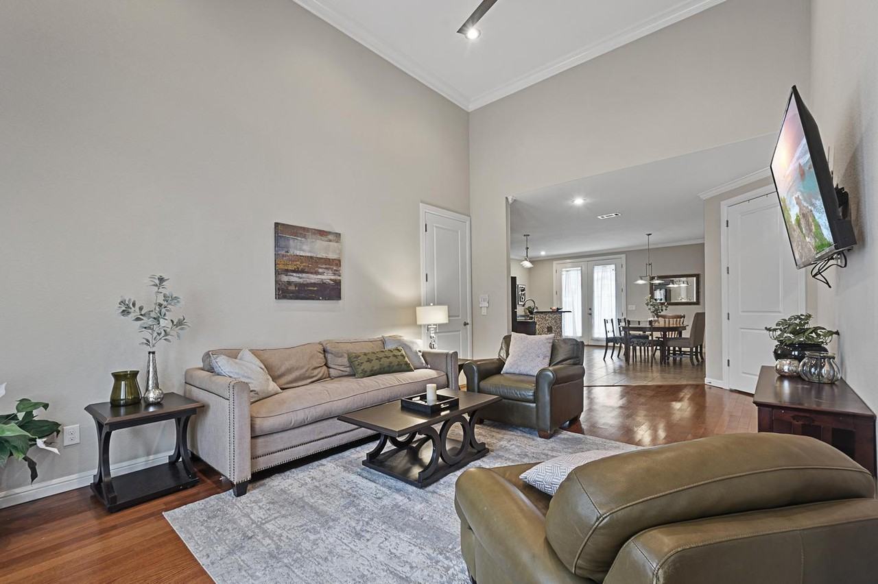 Delightful Grand Prairie home with a charming backyard - Photo 2 of 20