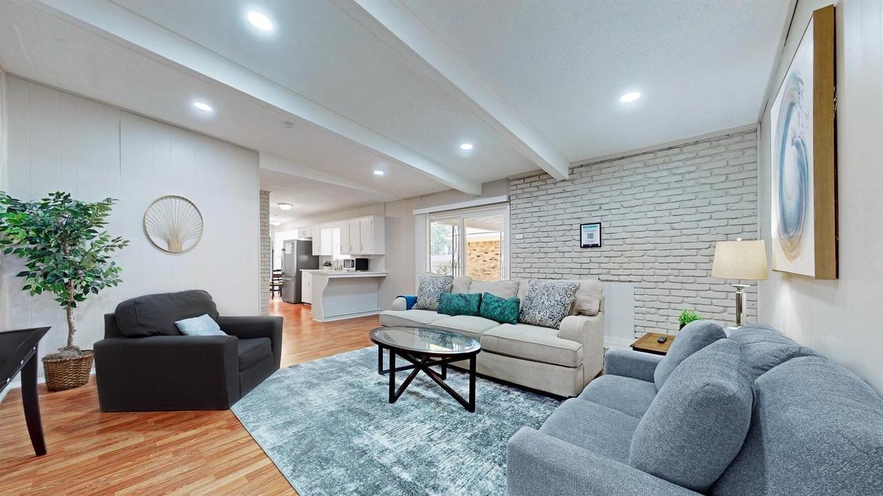 Fort Worth Beauty with Spacious Interiors and a Peaceful Setting - Photo 4 of 16