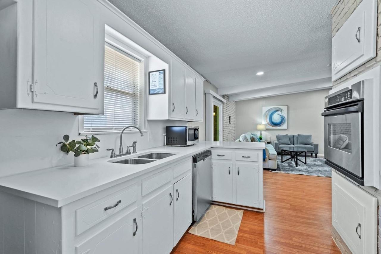 Fort Worth Beauty with Spacious Interiors and a Peaceful Setting - Photo 7 of 16