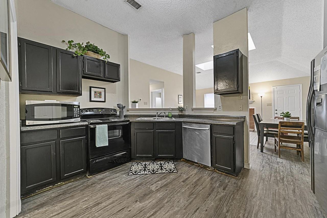 Gorgeous DeSoto property with a large backyard - Photo 2 of 11