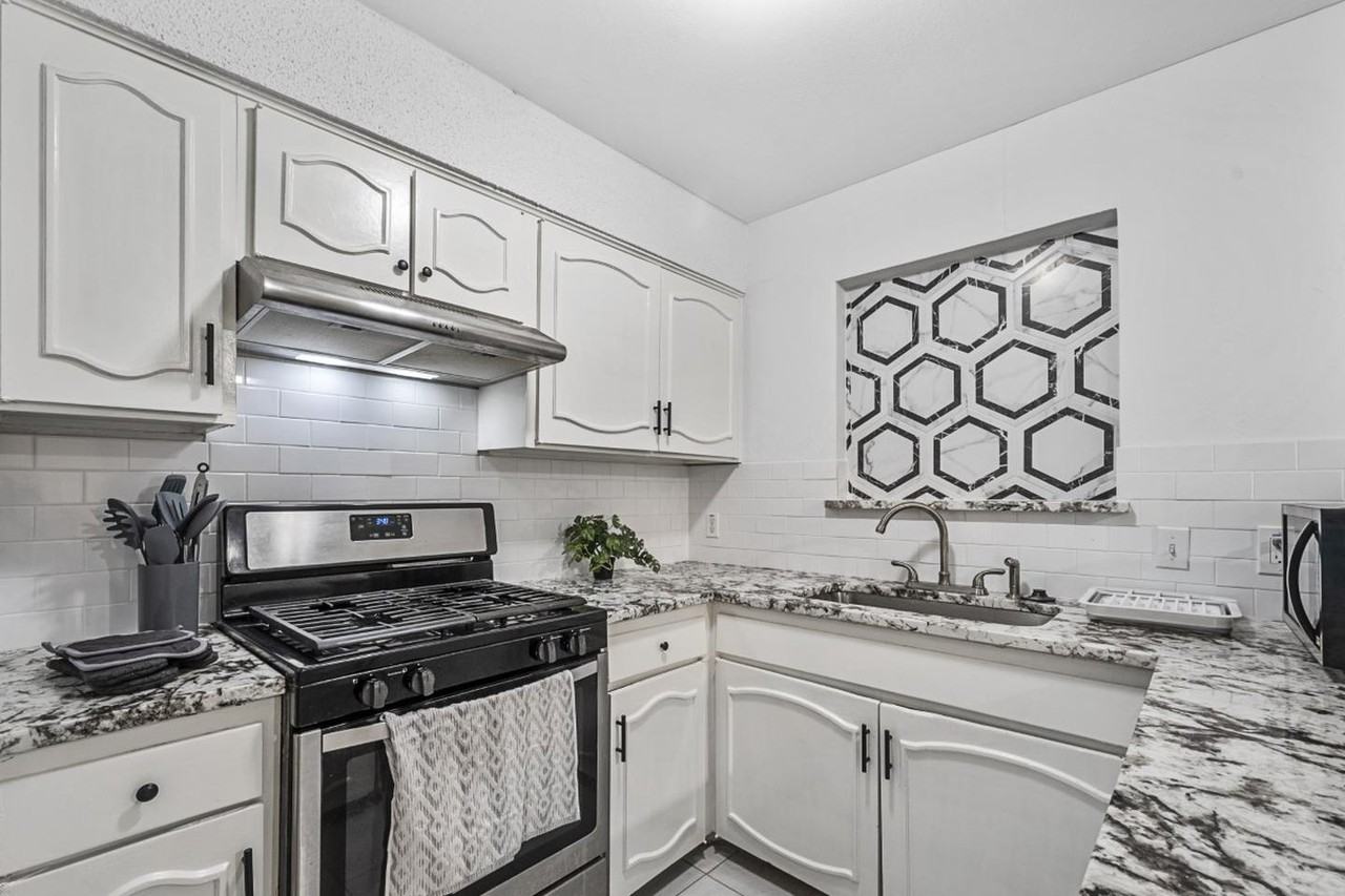 Modern Arlington home near the Parks Mall - Photo 7 of 17