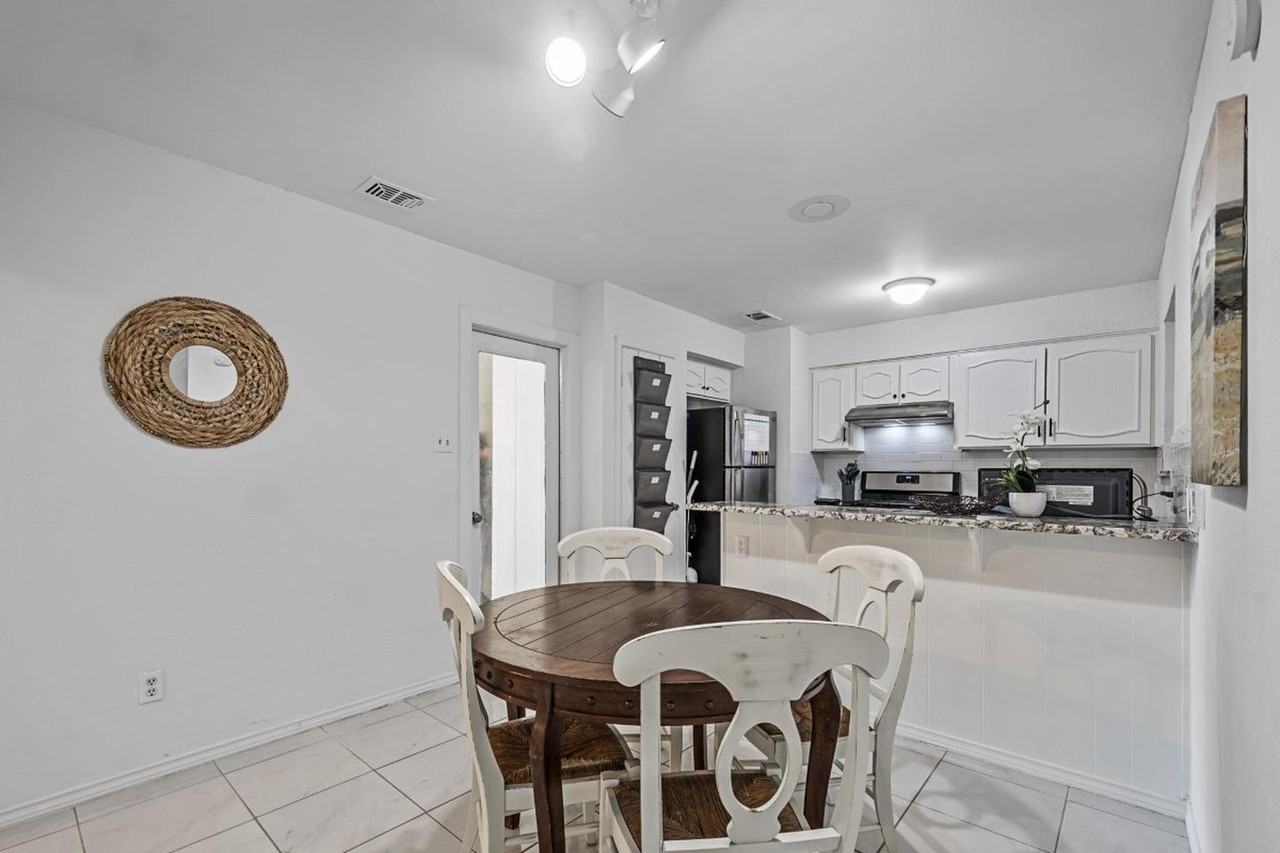 Modern Arlington home near the Parks Mall - Photo 6 of 17