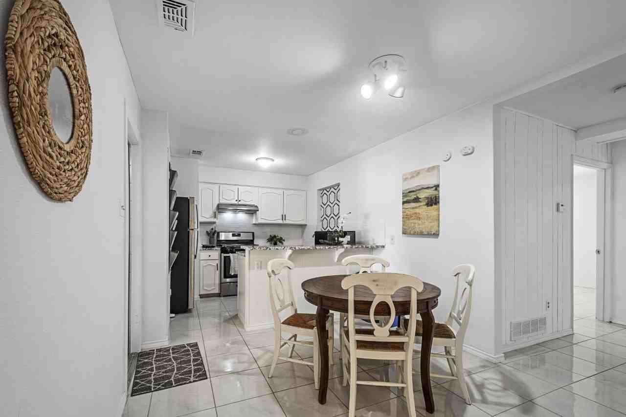 Modern Arlington home near the Parks Mall - Photo 5 of 17