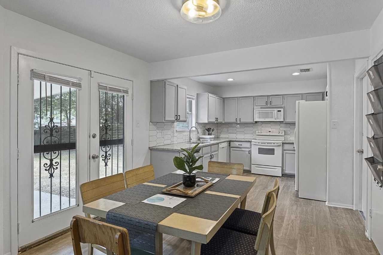 Stylish San Antonio Gem with Modern Updates and Curb Appeal - Photo 5 of 21