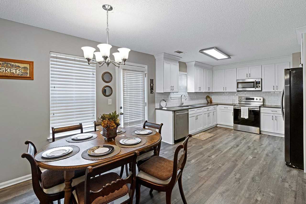 Striking Lithonia home with a bold design and a private courtyard - Photo 5 of 16