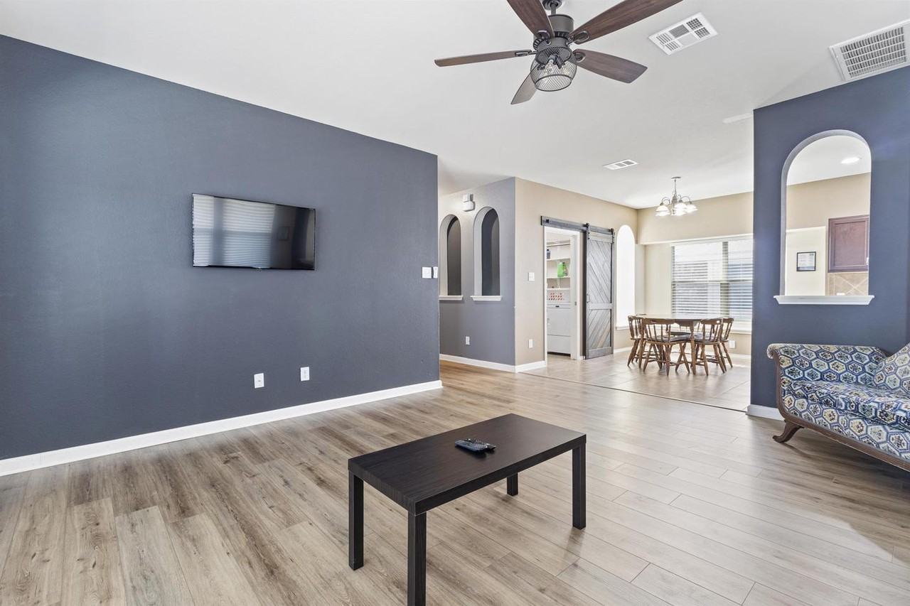 A charming, tree-lined home in Georgetown – where comfort meets character! - Photo 4 of 17