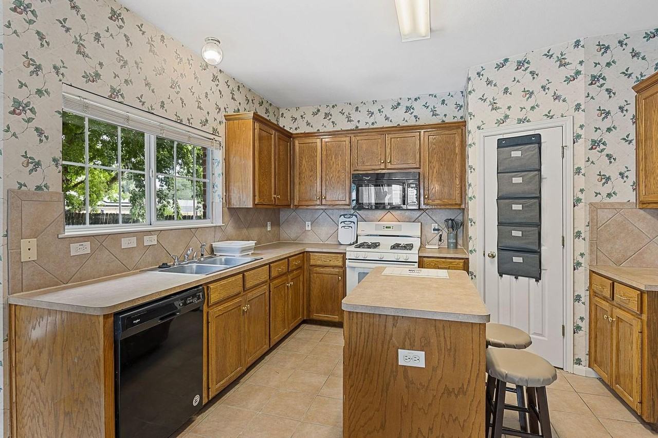 Round Rock Beauty – The Home You’ve Been Waiting For! - Photo 6 of 17