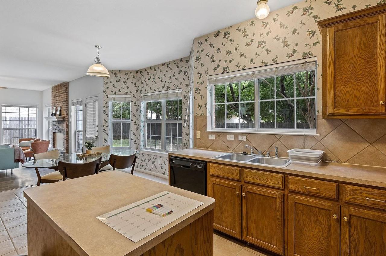 Round Rock Beauty – The Home You’ve Been Waiting For! - Photo 7 of 17