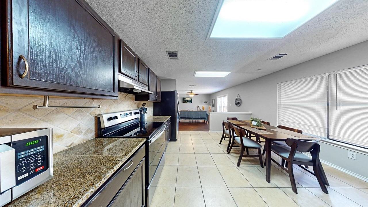 Stylish south austin escape surrounded by nature and city convenience - Photo 6 of 17