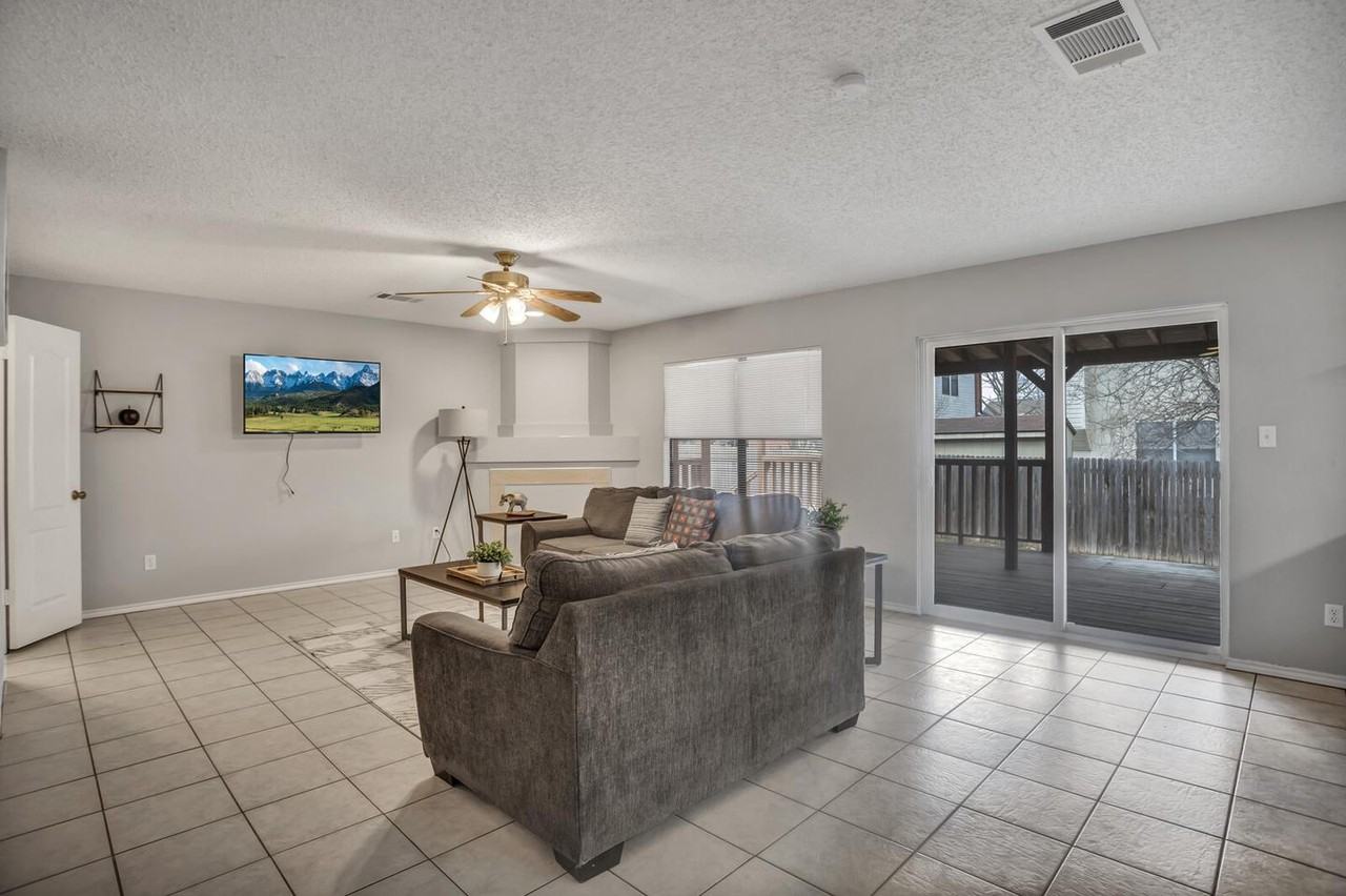 Charming Austin home on a quiet street near parks - Photo 2 of 19